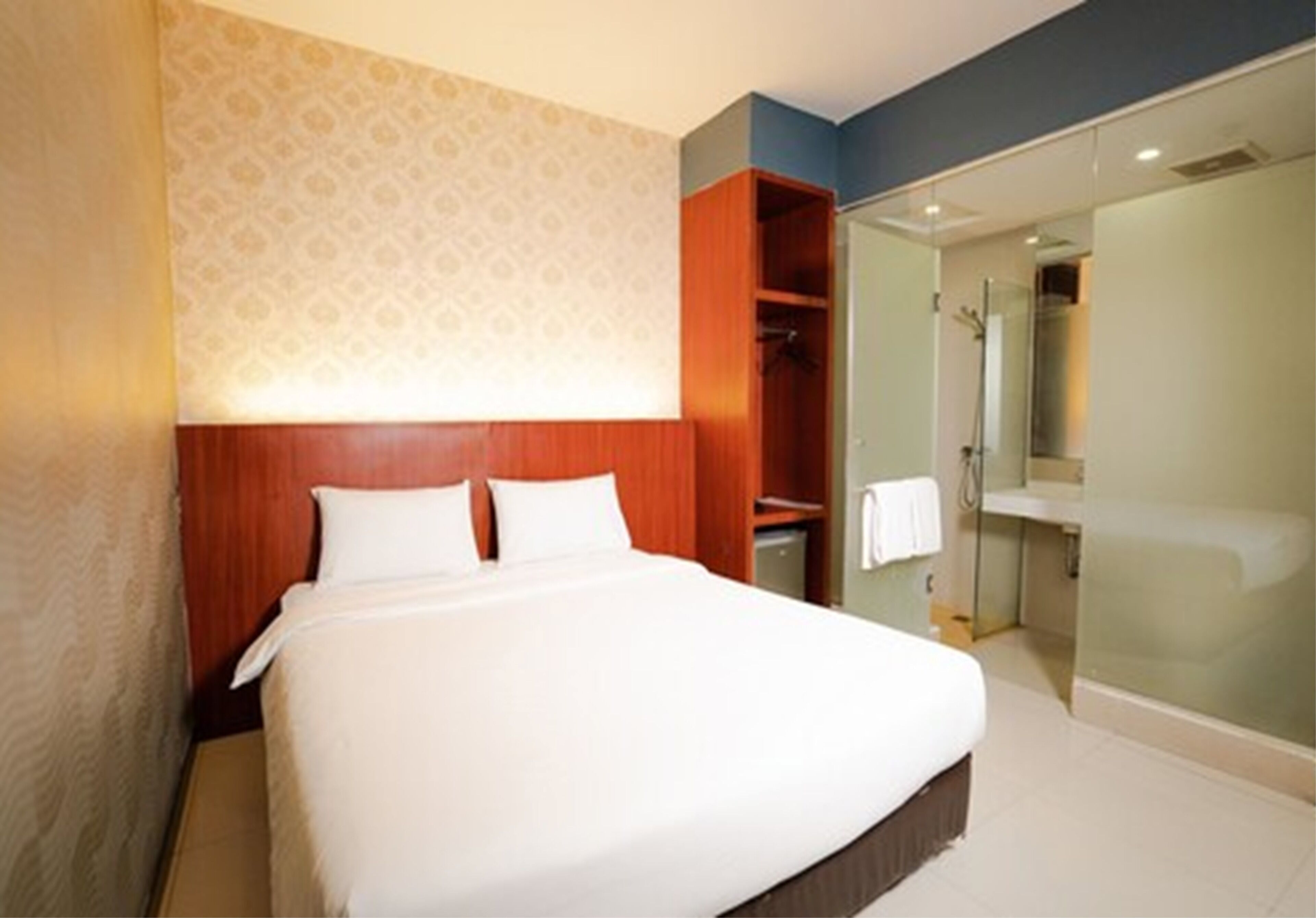 economy class | desk, free wifi