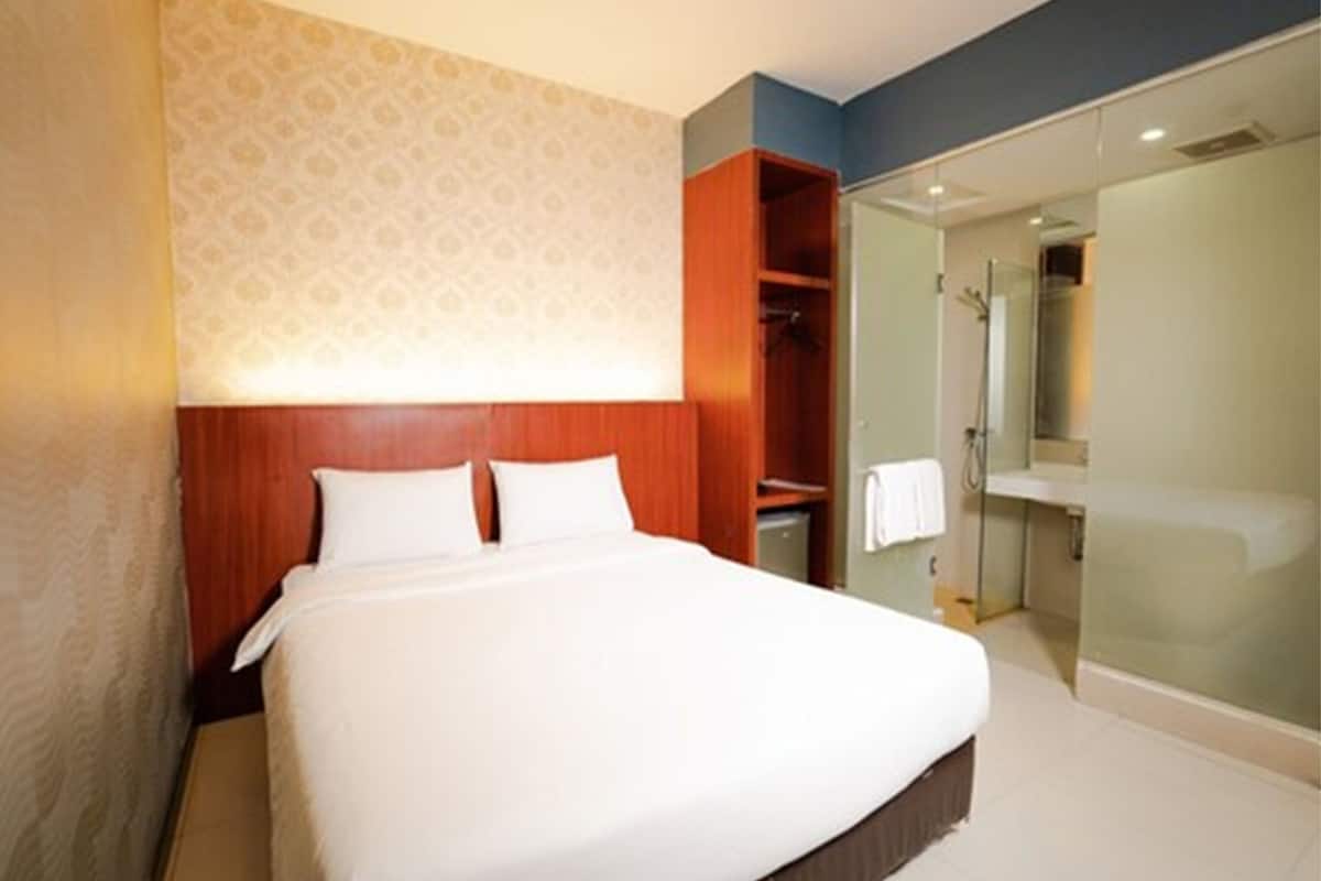 economy class | desk, free wifi