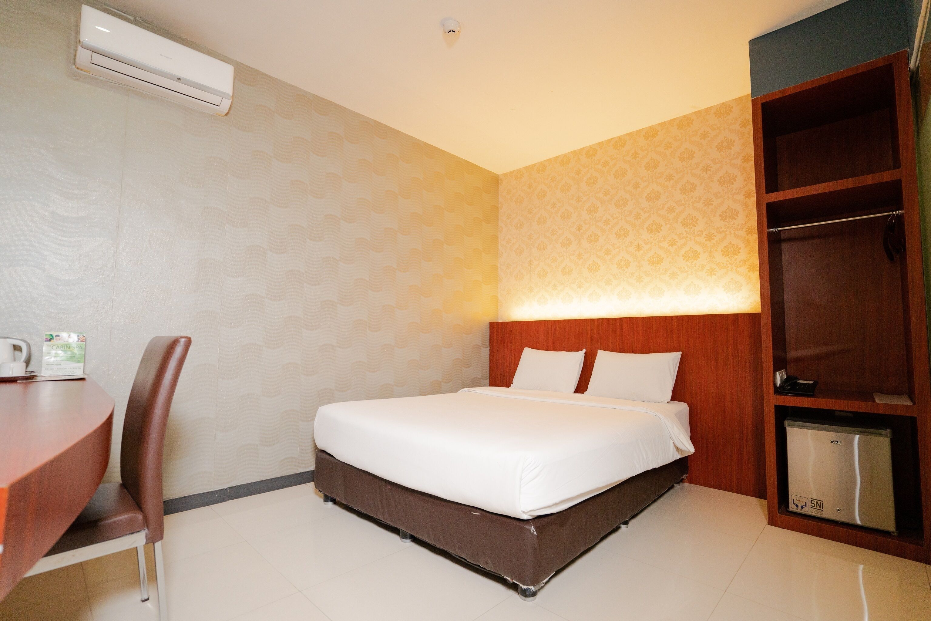 economy class | desk, free wifi