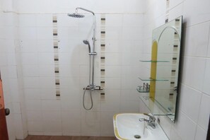 Shower, free toiletries, hair dryer, slippers - Namkhan Riverside Hotel (Luang Prabang)