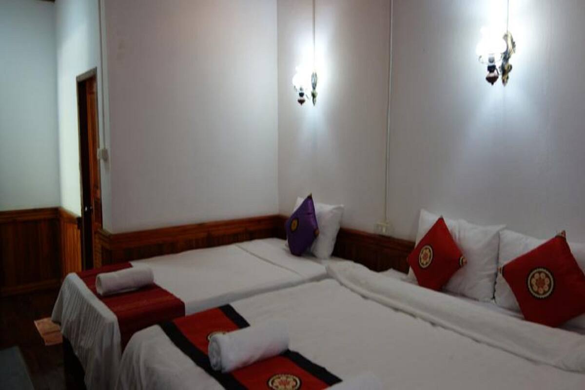 Comfort Triple Room | Peralatan tempat tidur premium, meja, langsir/tirai gelap terus 