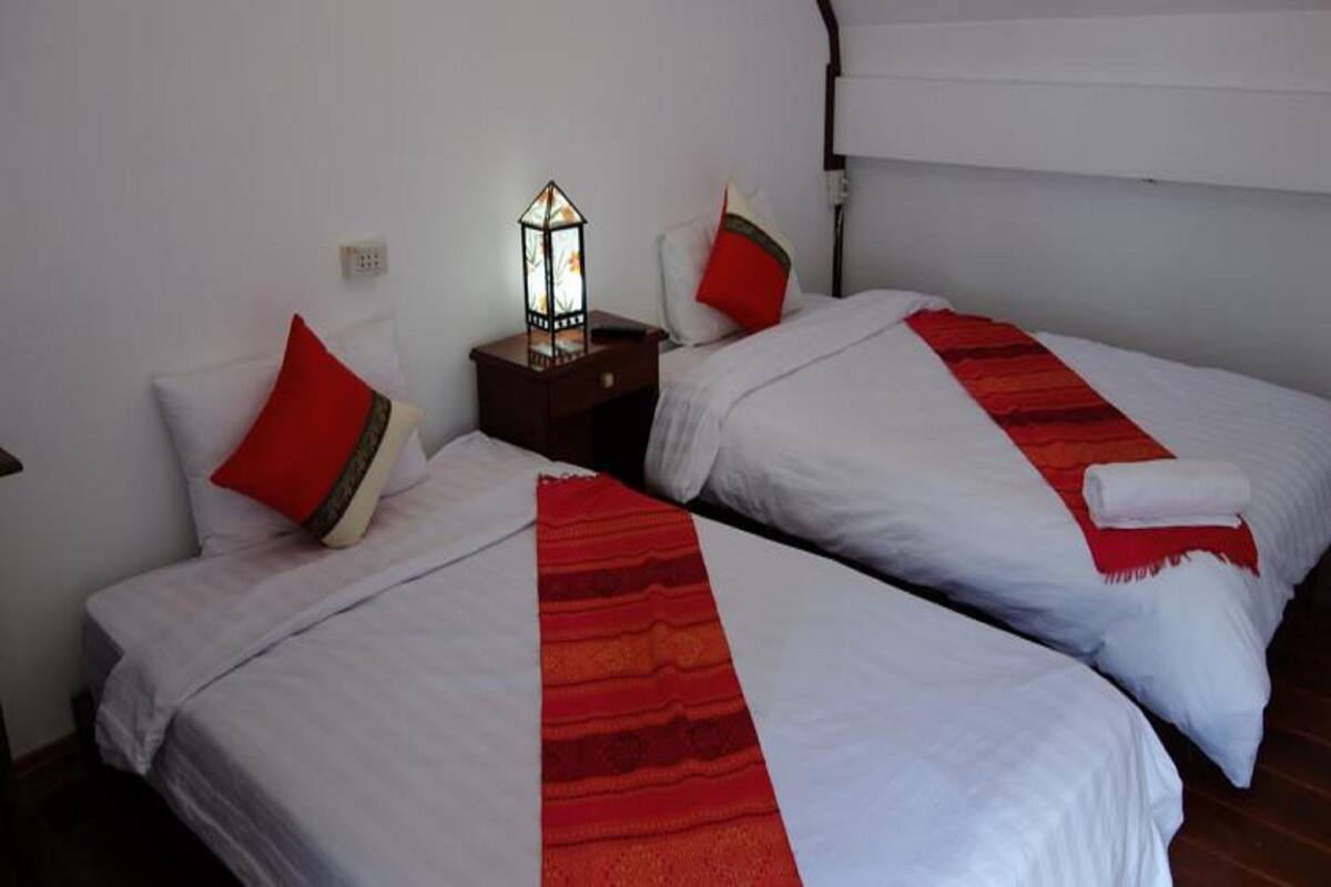 Standard Twin Room | Peralatan tempat tidur premium, meja, langsir/tirai gelap terus 