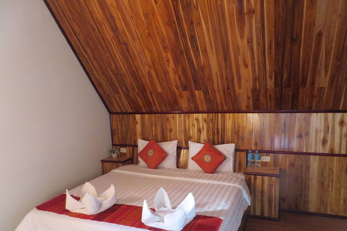 Peralatan tempat tidur premium, meja, langsir/tirai gelap terus 