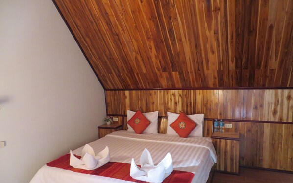 Premium bedding, desk, blackout drapes, rollaway beds