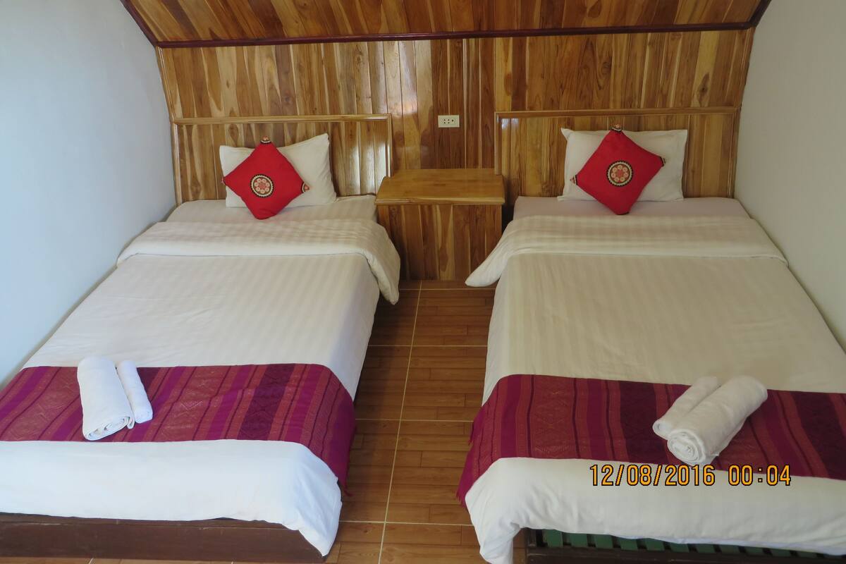 Superior Twin Room | Peralatan tempat tidur premium, meja, langsir/tirai gelap terus 