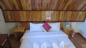 Standard Double Room | أغطية فراش متميزة ومكتب وستائر تعتيم وأسرّة قابلة للطي