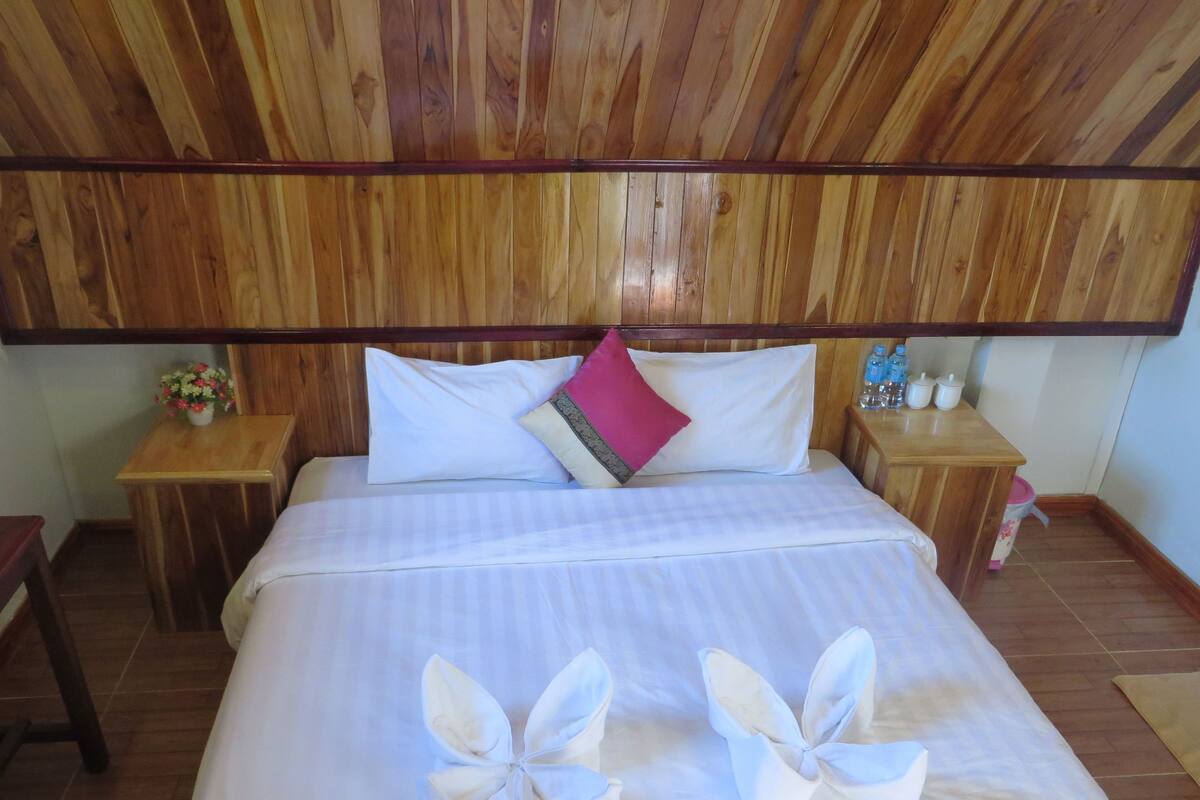 Standard Double Room | Peralatan tempat tidur premium, meja, langsir/tirai gelap terus 