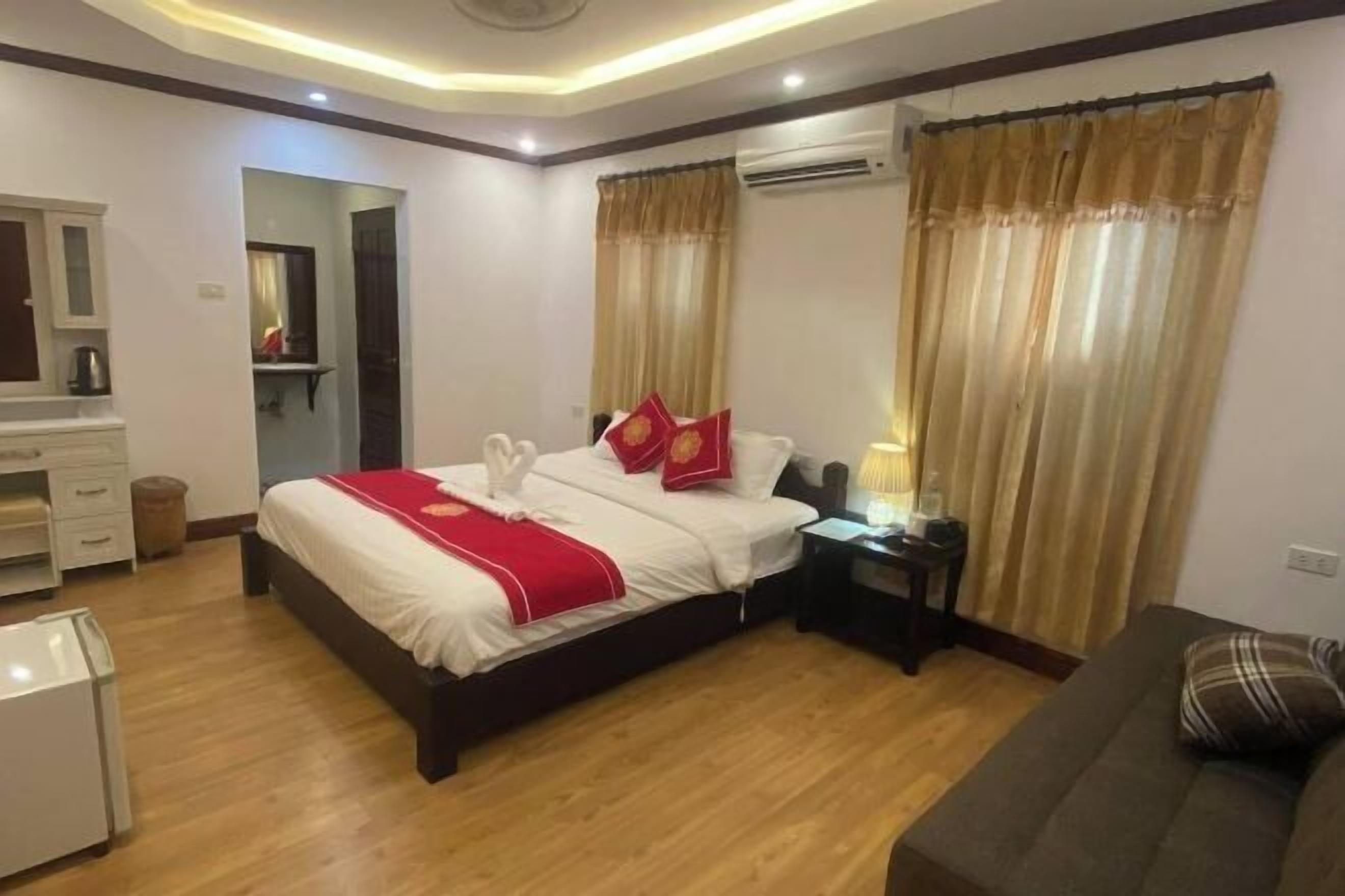 Caja de seguridad en la habitación y tabla de planchar con plancha 