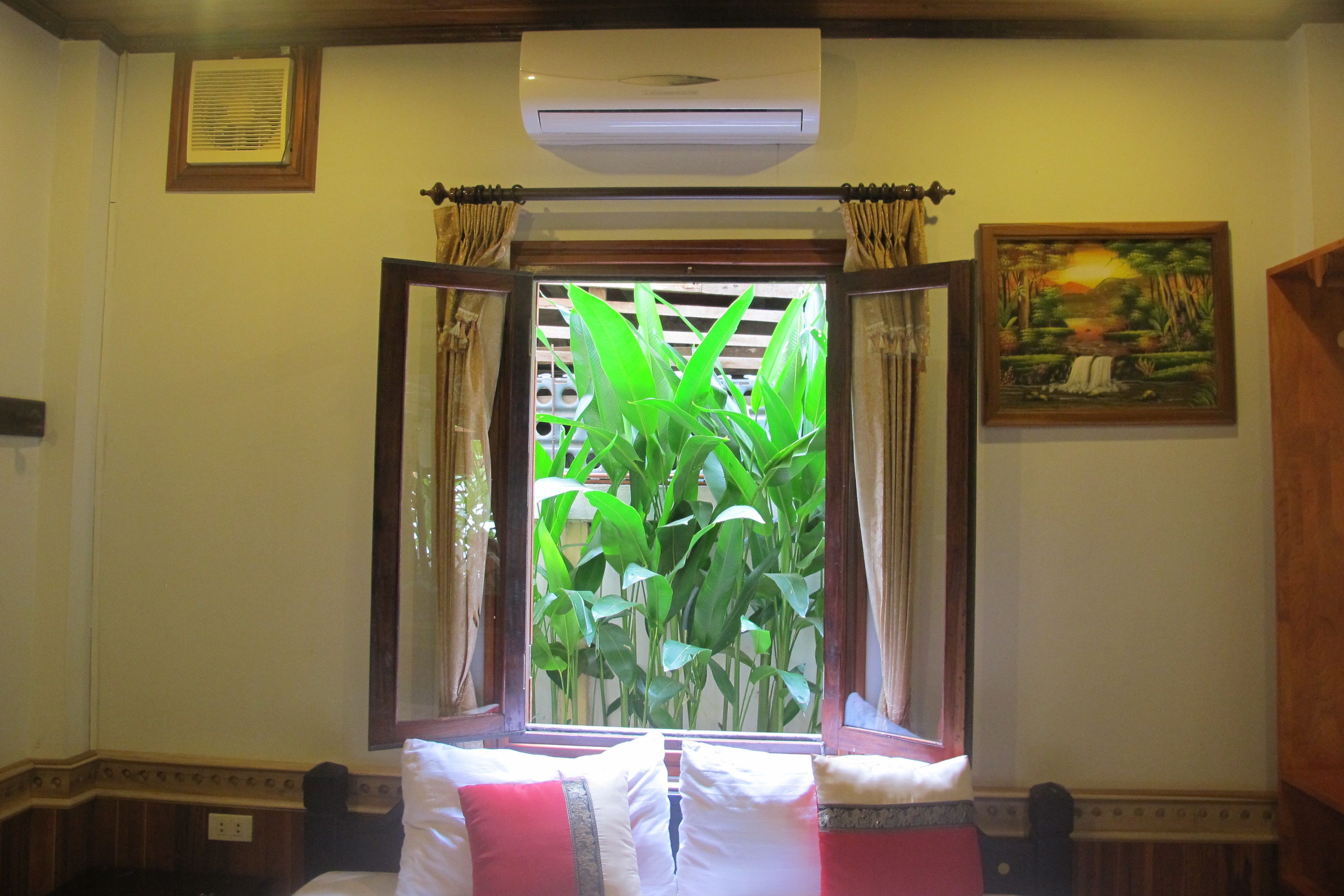 Caja de seguridad en la habitación y tabla de planchar con plancha 