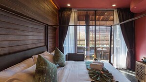 Deluxe Room with Bath | Safe på rommet, skrivebord, blendingsgardiner og wi-fi (inkludert)