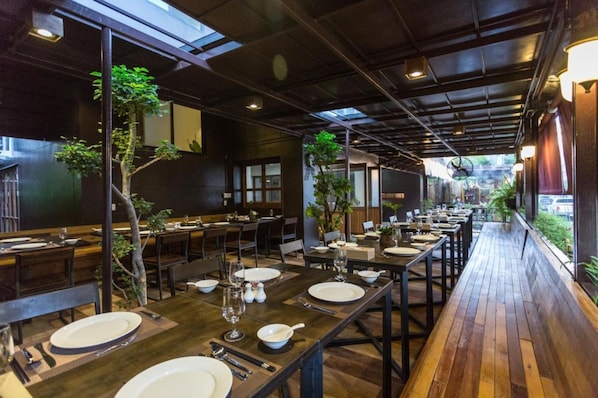 Breakfast, lunch, dinner served; local and international cuisine