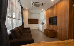 Junior-Suite | Wohnbereich | 32-Zoll-LED-Fernseher mit Kabelempfang, Fernseher