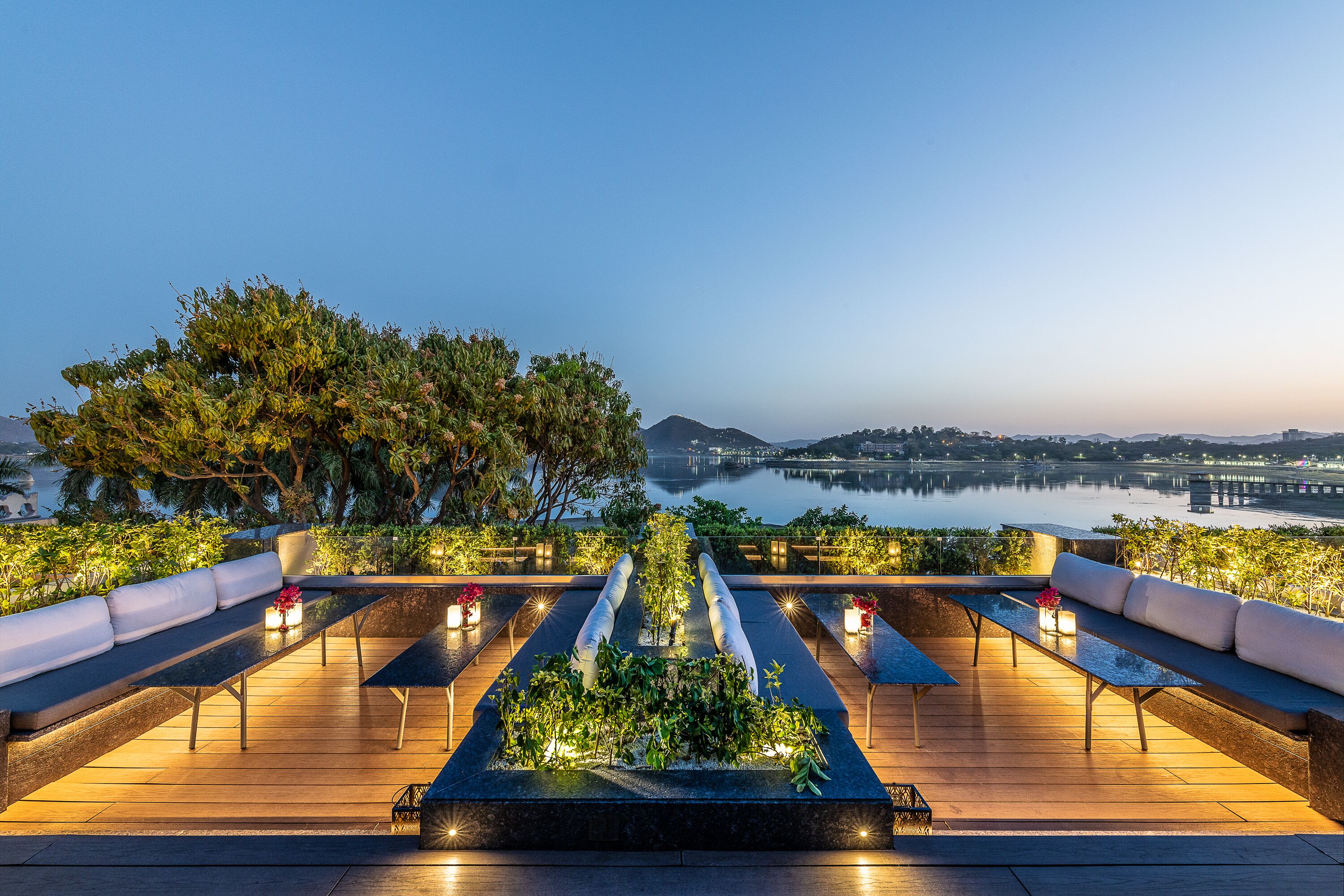 Lunch and dinner served, international cuisine