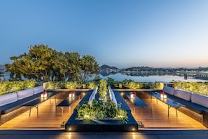 Déjeuner et dîner servis sur place, spécialités Cuisine internationale