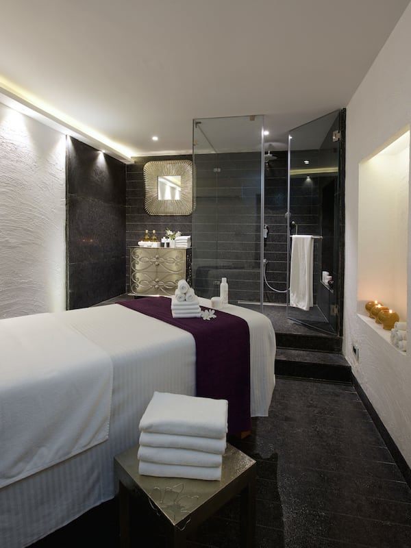 Salas de tratamiento para parejas, una bañera de hidromasaje, baño turco