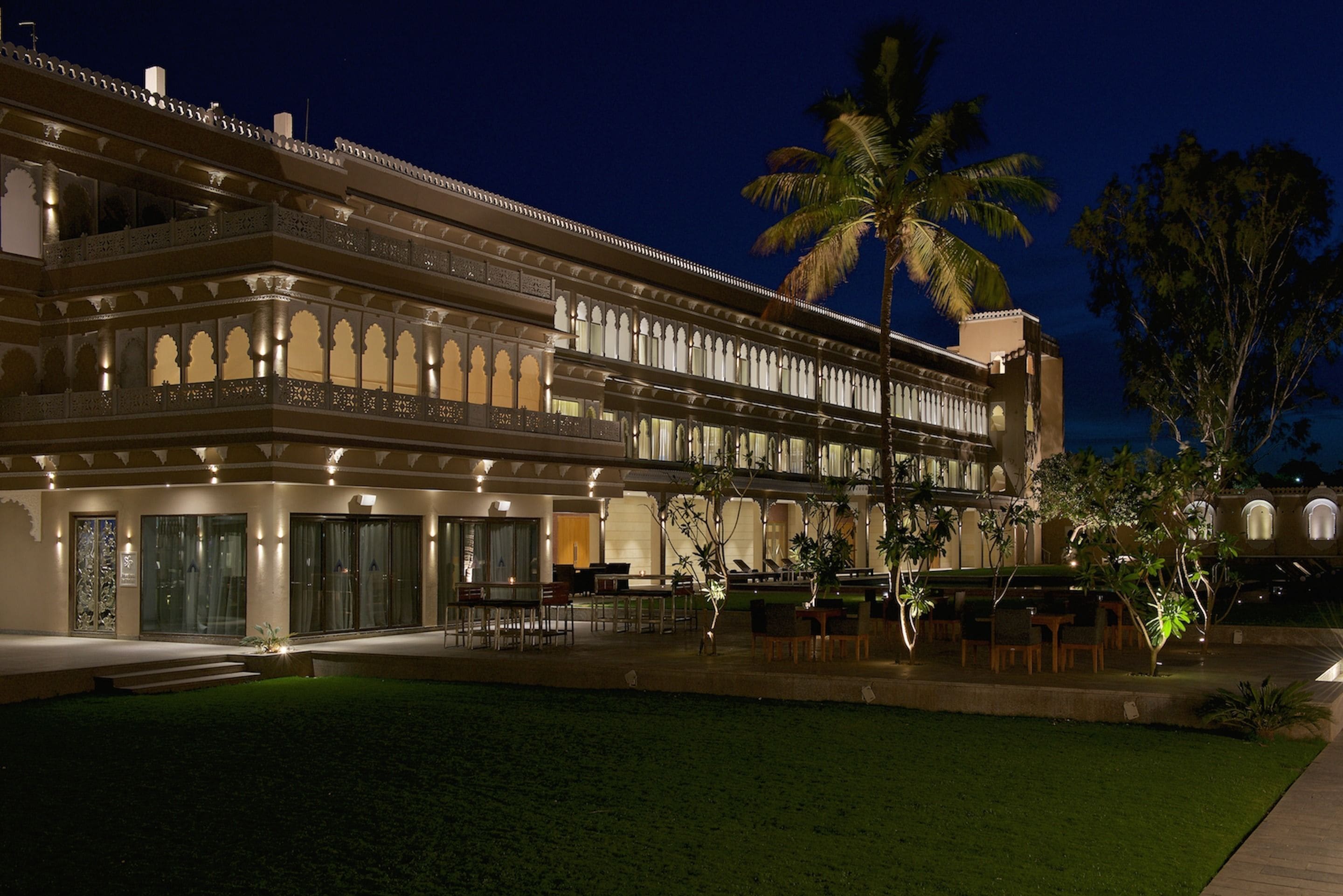 Lunch and dinner served, international cuisine