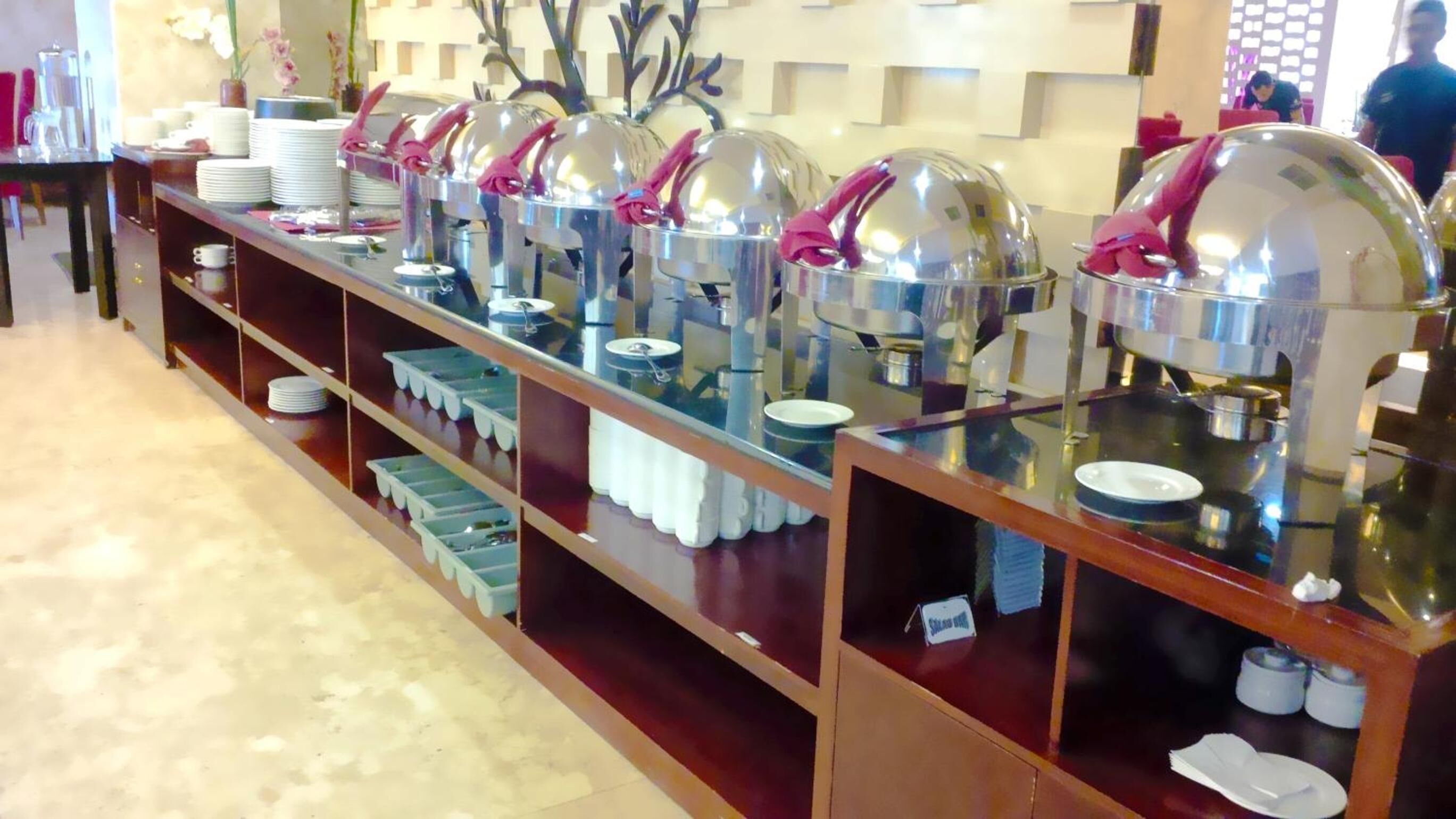 供應早餐、午餐和晚餐，國際料理