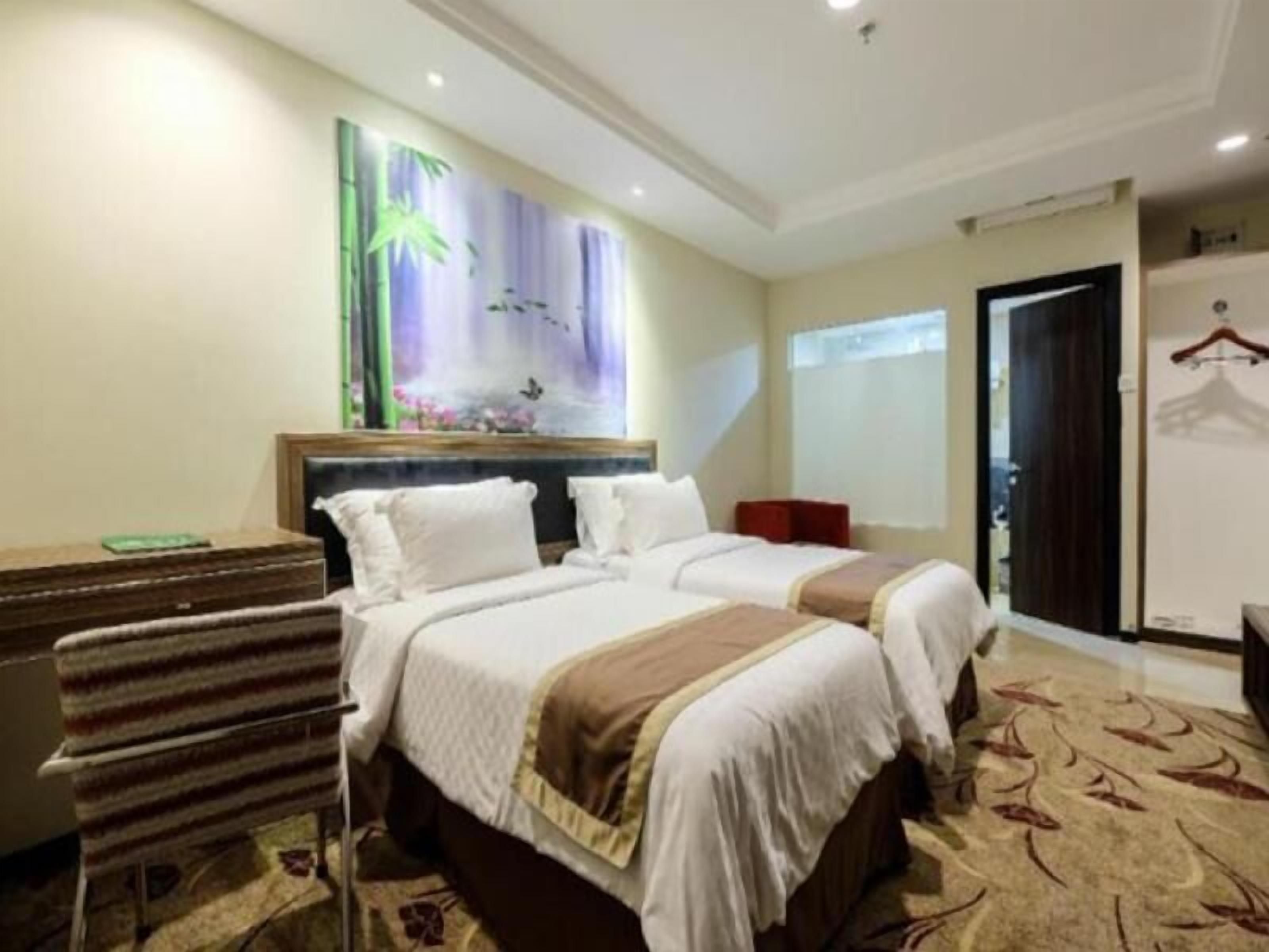 In-room safe, desk, soundproofing, free WiFi
