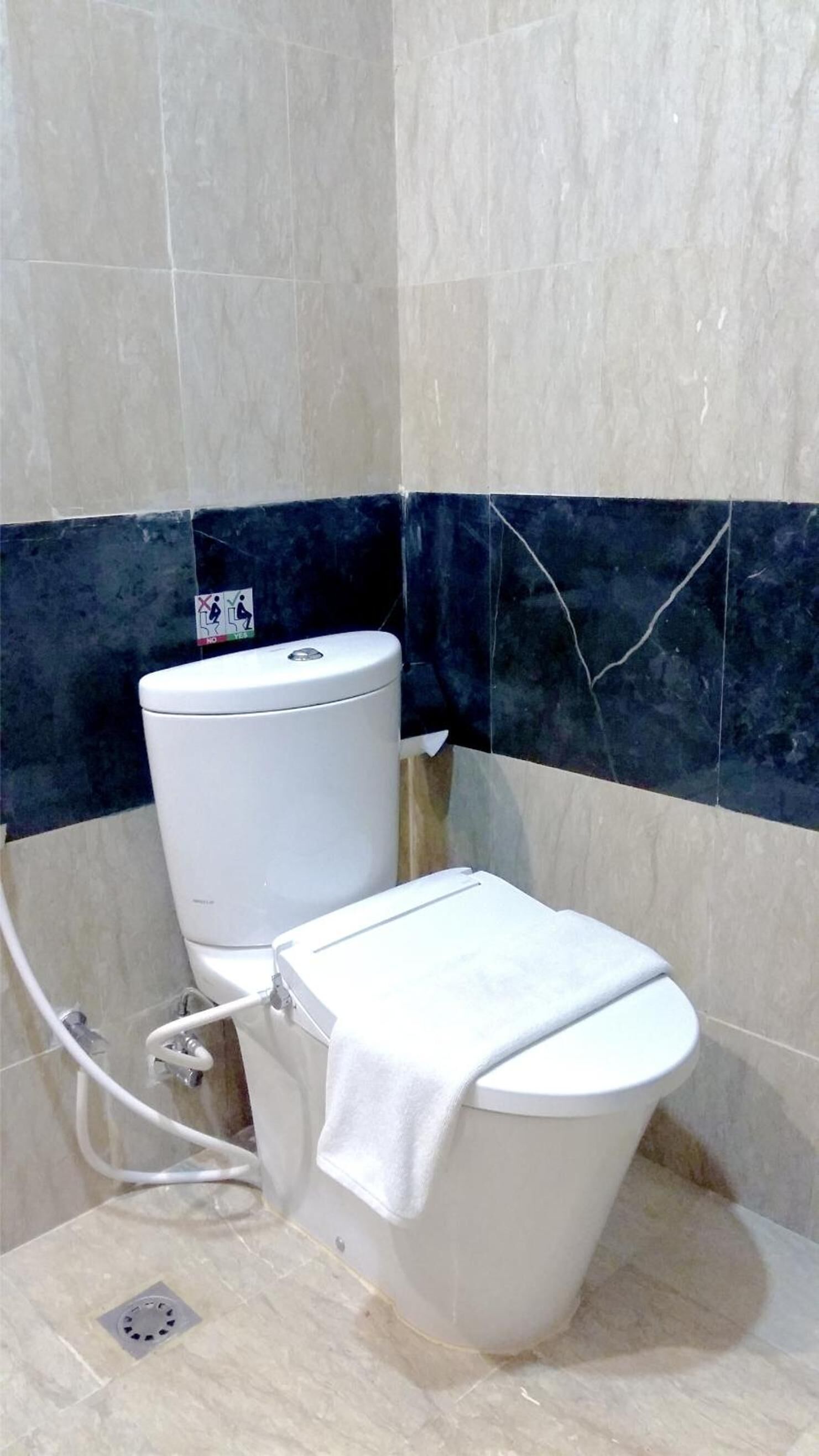 Uma casa de banho com sanita e bidé.