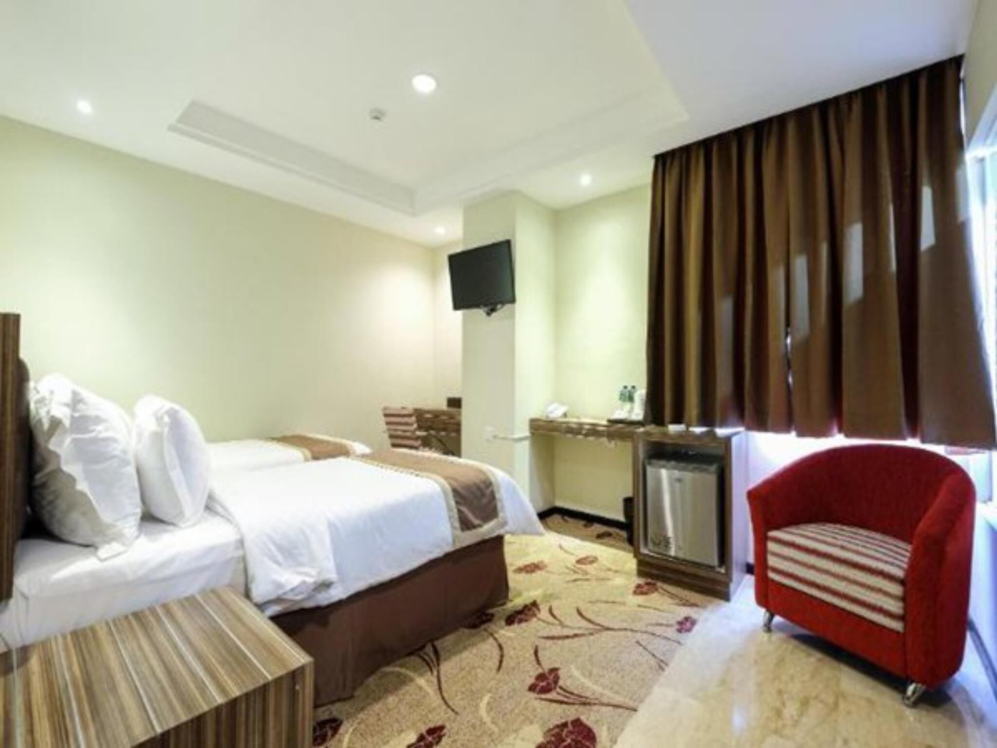 In-room safe, desk, soundproofing, free WiFi