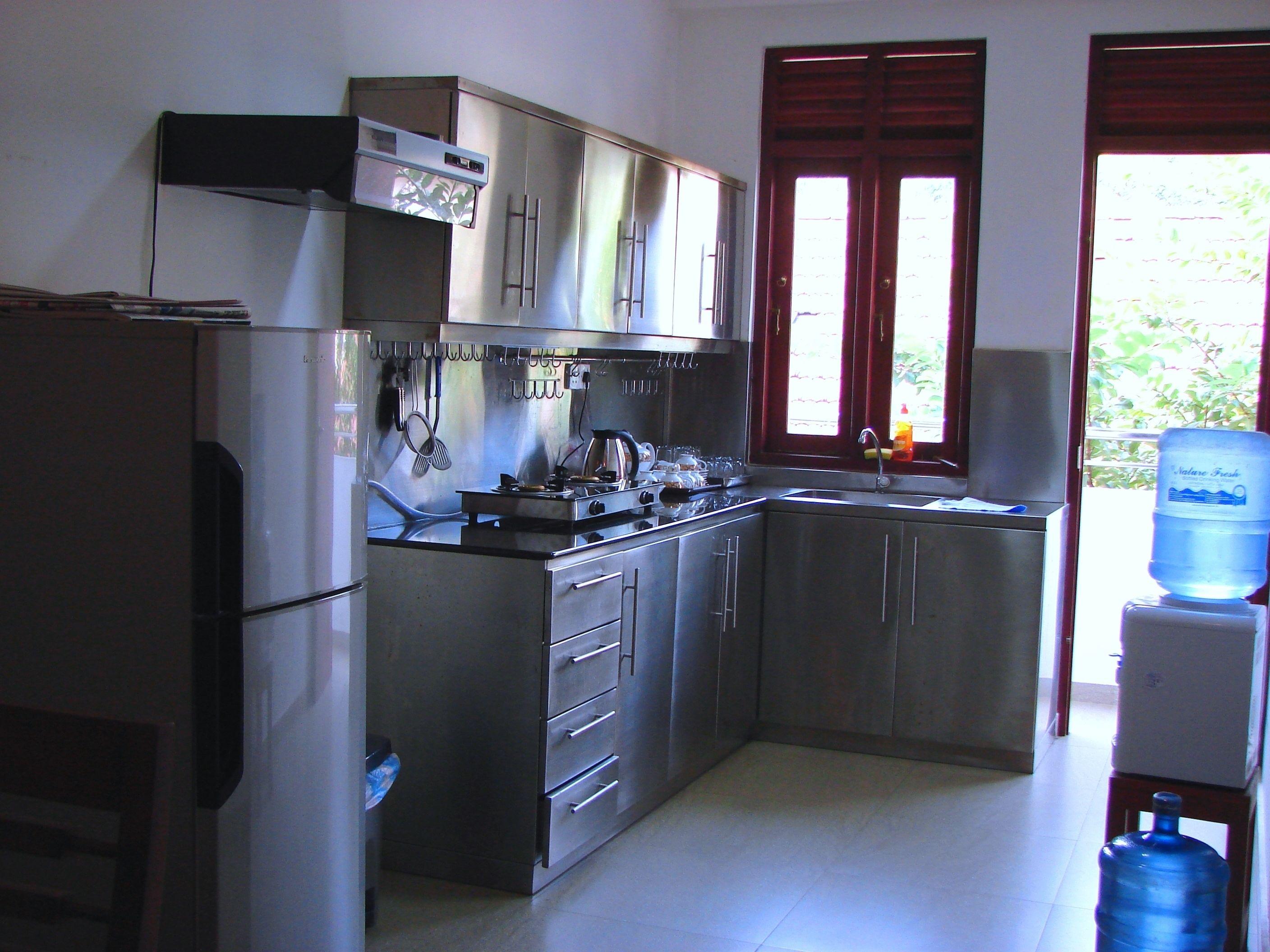 microwave, coffee/tea maker, electric kettle