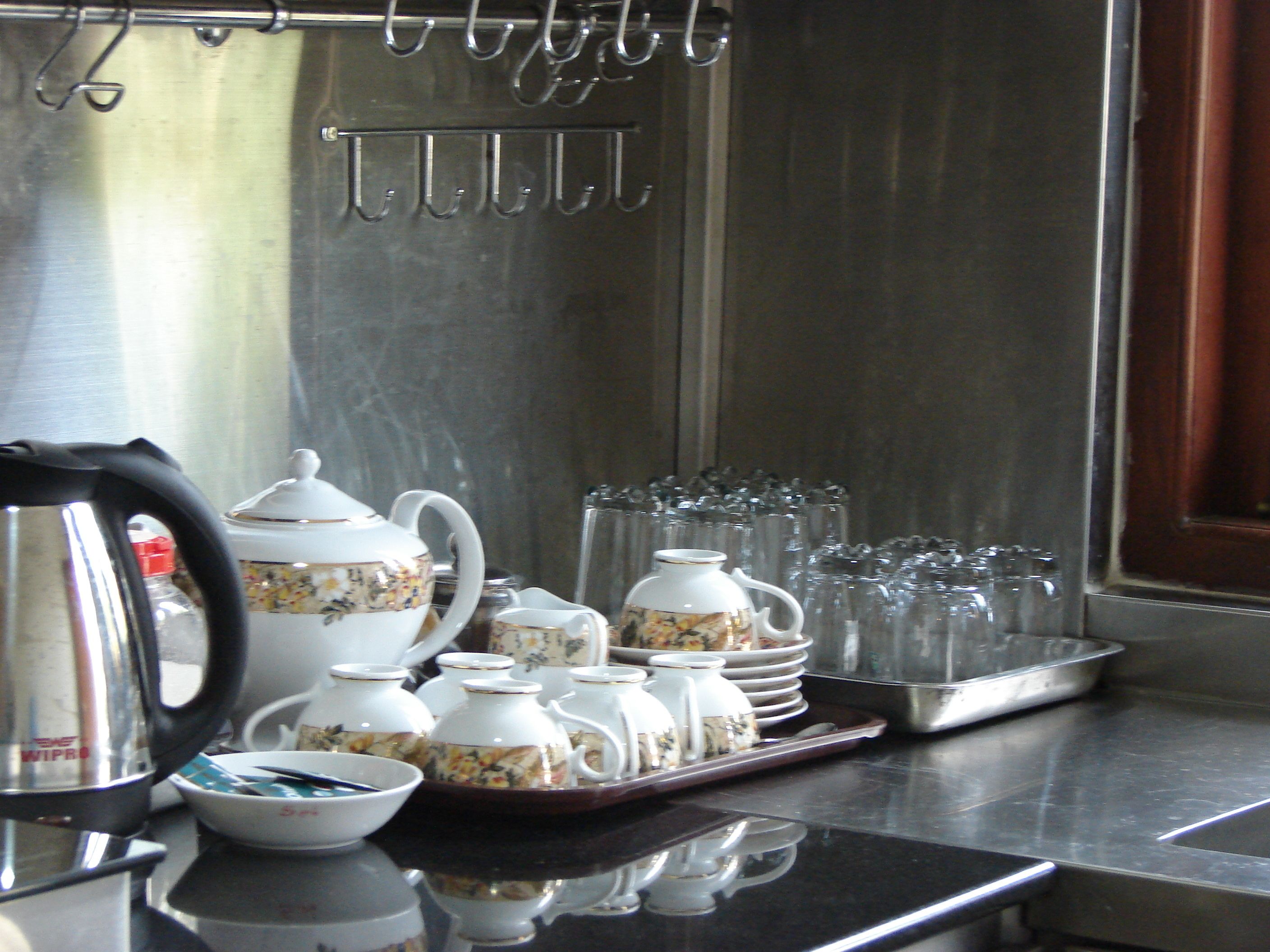 microwave, coffee/tea maker, electric kettle