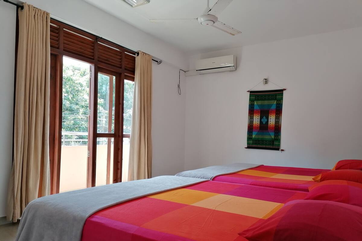 Roupas de cama premium, cofres nos quartos, cortinas blackout