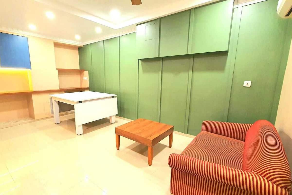Premium Room, 1 King Bed | Desk, iron/ironing board, free WiFi