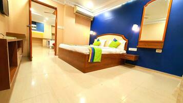 Premium Room, 1 King Bed | Desk, iron/ironing board, free WiFi
