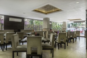 供應午餐和晚餐，國際料理