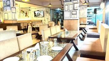 Lunch and dinner served, international cuisine