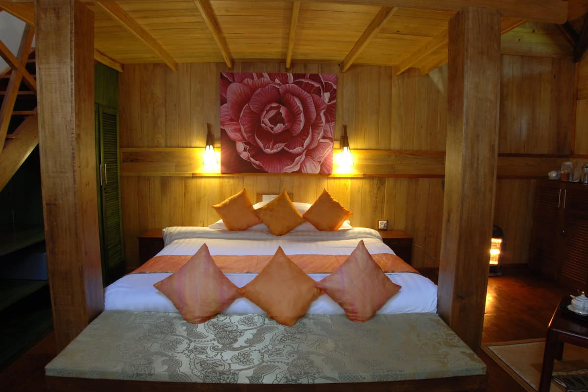 Deluxe Chalet, Lake View, Lakeside | 1 bedroom, minibar, in-room safe, desk