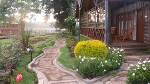 Alpehytte – deluxe, utsikt mot innsjø, ved innsjø | Terrasse/patio
