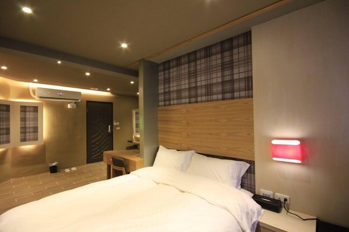 Standard Double Room | Premium bedding, desk, rollaway beds, free WiFi