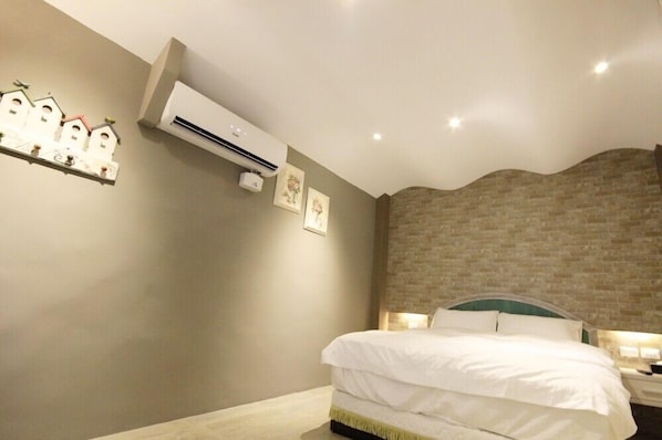 Premium bedding, desk, rollaway beds, free WiFi