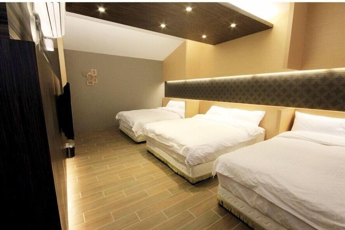 Six Persons Room | Premium bedding, desk, rollaway beds, free WiFi