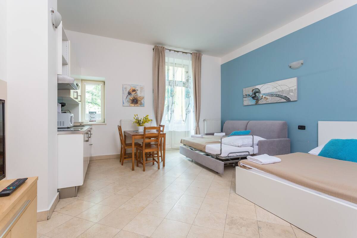 Gardenview Central Apartment with Balcony