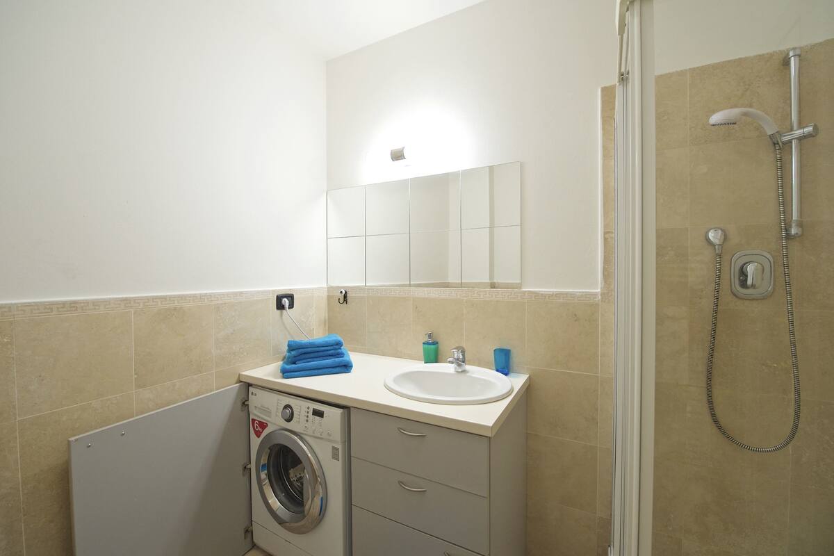 Delightfull Central Apartment | Bathroom sink