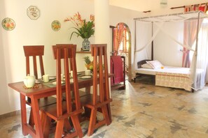 ラグジュアリー アパートメント ベッド (複数台) パーシャルシービュー タワー | エジプト綿のシーツ、高級寝具、客室ごとに異なる装飾、客室ごとに異なるインテリア