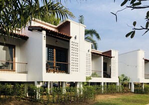 Deluxe River | Hypo-allergenic bedding, blackout drapes, free WiFi, bed sheets - Canary Guesthouse (Pai)