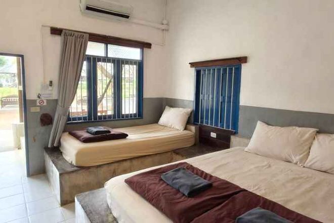 Hypo-allergenic bedding, blackout curtains, free WiFi, bed sheets