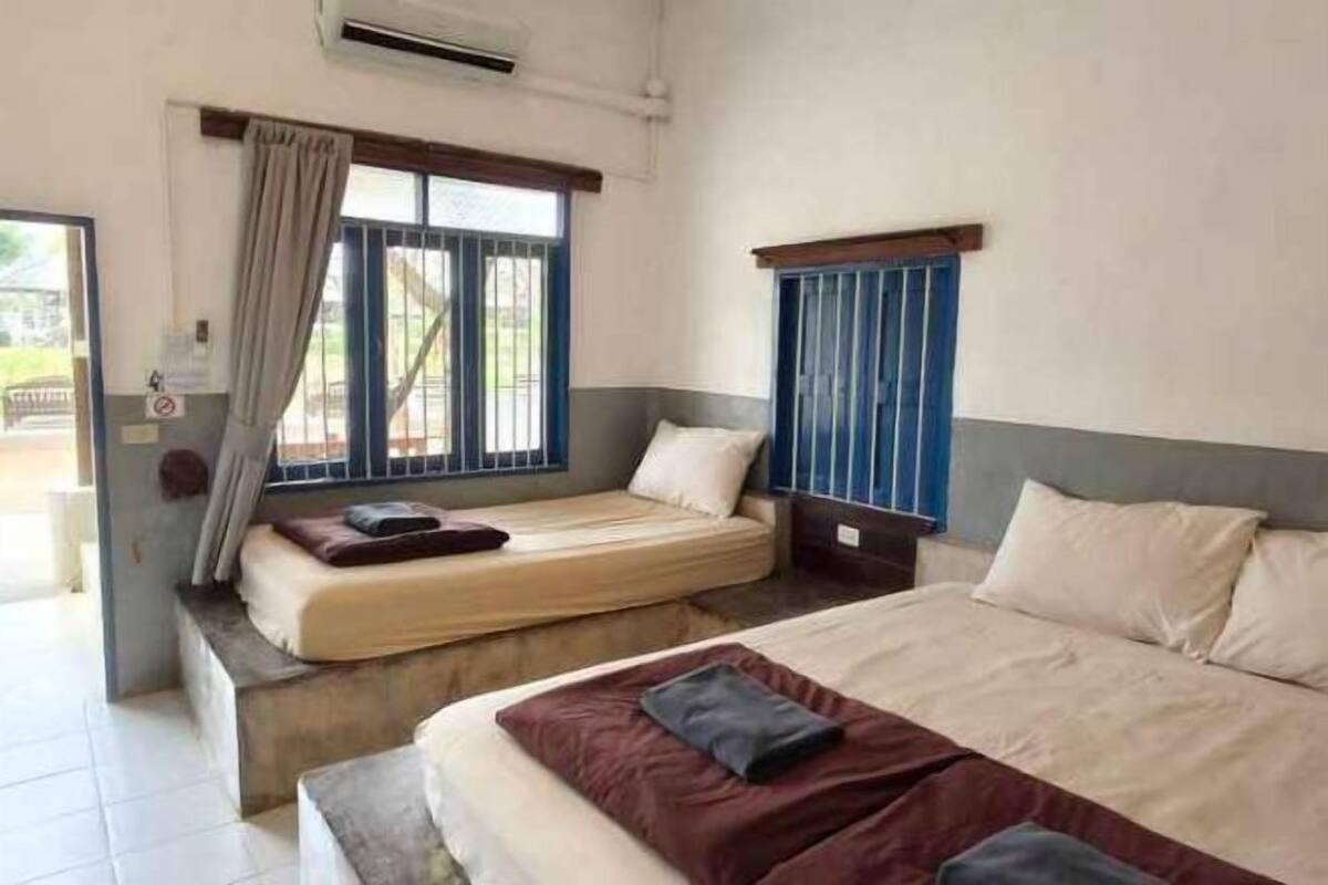 Hypo-allergenic bedding, blackout curtains, free WiFi, bed sheets