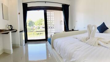 Deluxe River | Ropa de cama hipoalergénica, cortinas blackout y wifi gratis