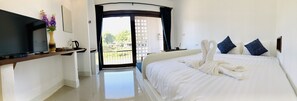 Hypo-allergenic bedding, blackout drapes, free WiFi, bed sheets