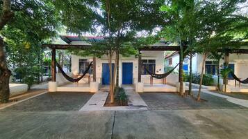 Family River View | Hypo-allergenic bedding, blackout drapes, free WiFi, bed sheets