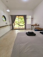 Deluxe terrace river | Roupas de cama antialérgicas, cortinas blackout, Wi-Fi de cortesia