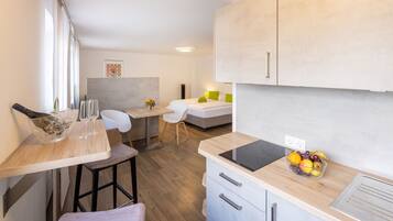 Una cocina moderna con encimera de madera, un fregadero y un frutero.