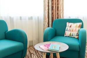 Dobbeltrom – comfort | Oppholdsområde | En 50-tommers Flatskjerm-TV med kabel-kanaler samt TV