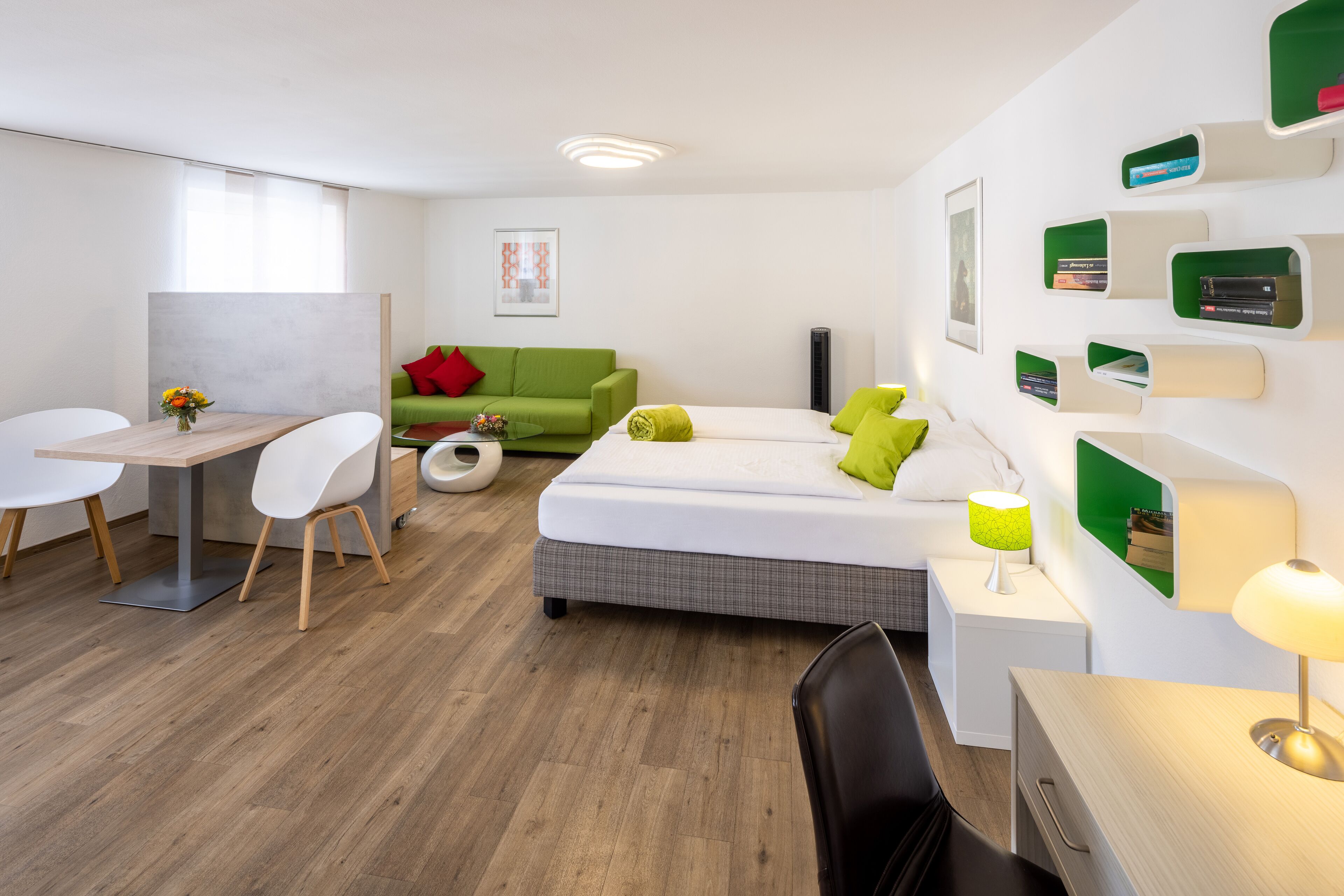 Appartement | Een minibar, een bureau, verduisterende gordijnen, geluiddichte muren