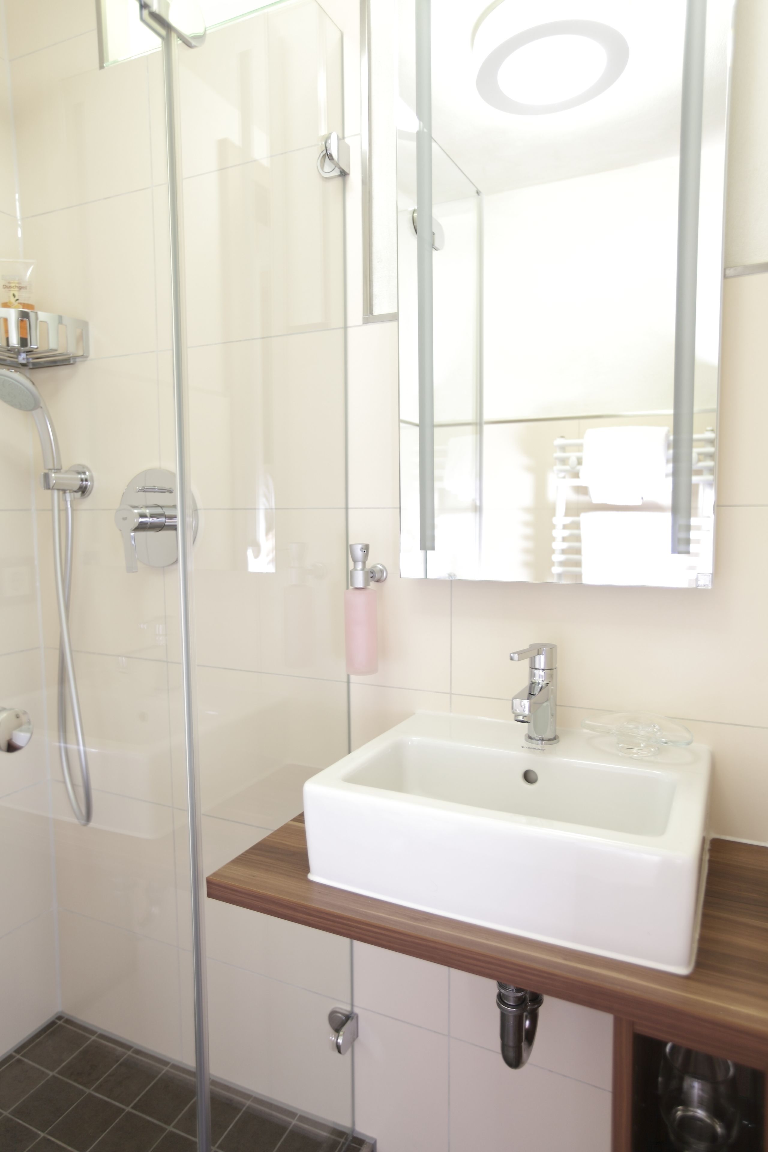 comfort single room | bathroom | shower, free toiletries, towels